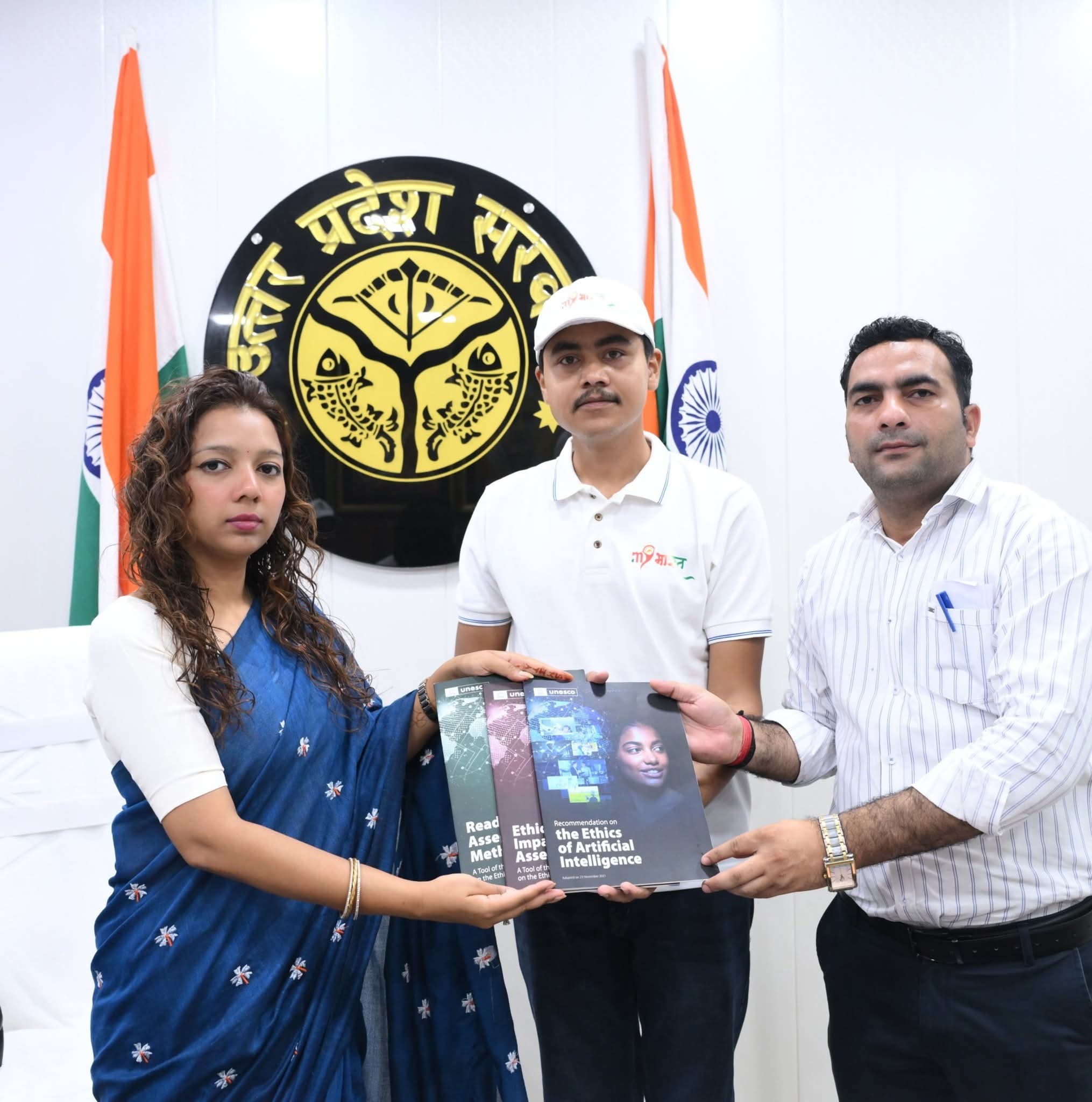 अमन कुमार ने यूनेस्को AI नीति दस्तावेज जिलाधिकारी अस्मिता लाल को सौंपा
