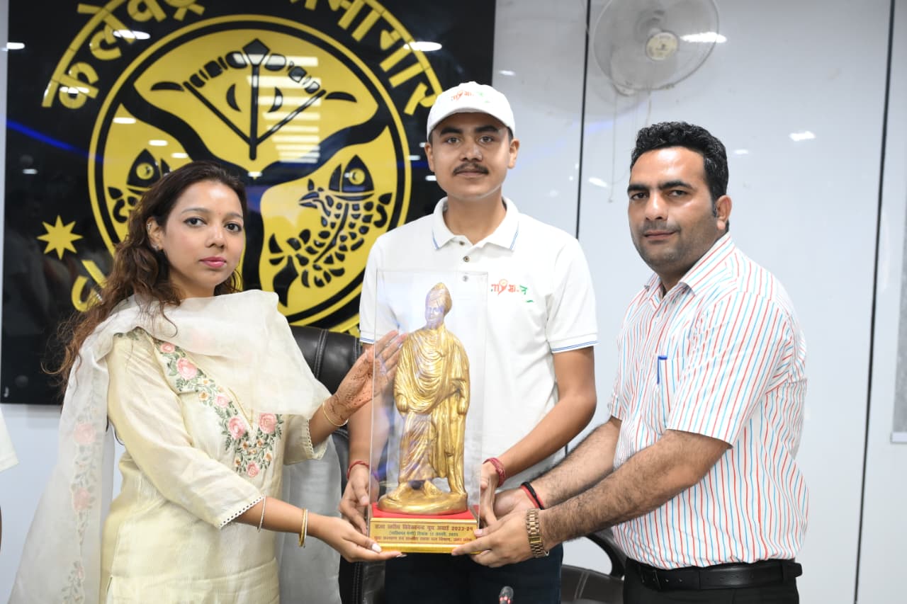 अमन कुमार ने स्वामी विवेकानंद राज्य युवा पुरस्कार की प्रतिमा जिलाधिकारी अस्मिता लाल को सौंपी
