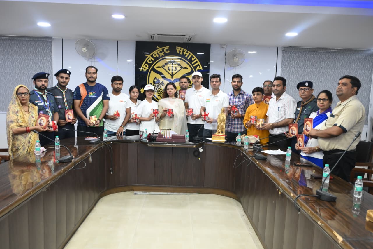 स्वामी विवेकानंद के विचारों पर आधारित पुस्तकें युवाओं को वितरित की गईं