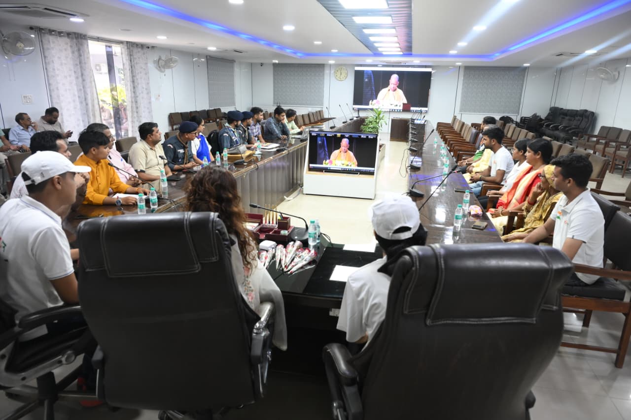 बागपत में युवाओं और अधिकारियों की बैठक
